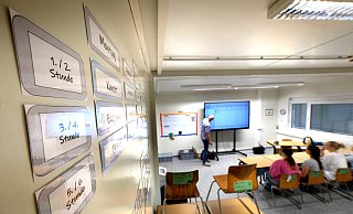 Statt klassische Tafeln stehen in allen Unterrichtsräumen digitale „Legamaster“ zur Verfügung. Weniger modern ist das Mobiliar im Provisorium. - Andreas Frücht
