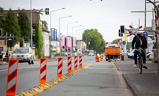 Für sechs Monate wird es auf der Detmolder Straße einen Erprobungsradweg geben. Eine Firma beginnt am Dienstag mit den Markierungsarbeiten. - Niklas Tüns