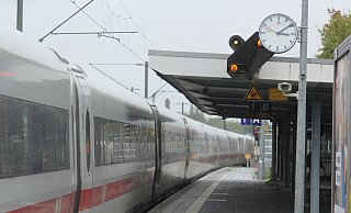 Die superschnellen ICEs fahren nach den Plänen der Bahn künftig wohl woanders. Bürgermeister Lars Bökenkröger (CDU) beharrt auf dem Ausbau der Hauptstrecke. - Ulf Hanke