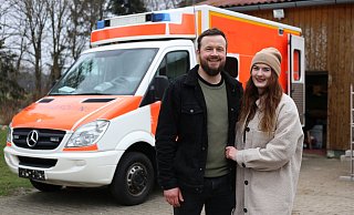 Laura Dück und Jens Klassen sind dabeo, den RTW im Hintergrund umzubauen. - Lena Kley