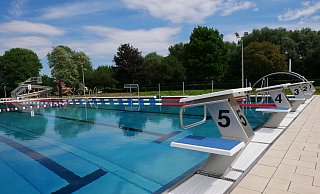 Das neue Schwimmerbecken im Lübbecker Freibad Gehlenbeck wirkt bereits sehr einladend bei dem herrlichen Maiwetter der letzten Tage. Zwei Bahnen sind dauerhaft für Schwimmer reserviert, sodass diese auch bei starkem Besucherandrang auf ihre Kosten kommen. - Sonja Vollmer