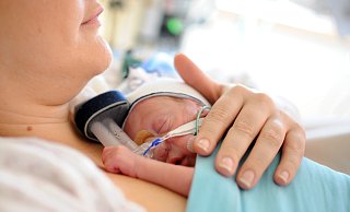 Für die Behandlung Frühgeborener mit einem Geburtsgewicht von weniger als 1.250 Gramm gelten künftig strengere Vorgaben. Doch nicht alle Kliniken müssen sich daran halten. - picture alliance