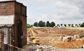 Am 6. August 2021: Ein Haus steht an der Abbruchkante zum Krater neben der Kiesgrube in Erftstadt-Blessem. - Oliver Berg