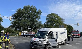 Beide Unfallfahrzeuge, der Transporter und der Lastwagen im Hintergrund, mussten abgeschleppt werden und die Kreuzung der B239 mit der B65 in Lübbecke musste halb gesperrt werden. - Heike von Schulz