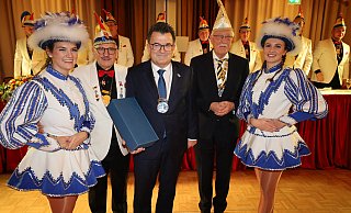 Martin Hornberger (Mitte) wird am Tag seines Namenstags und seines Geburtstags für den "Orden ohne Namen für einen guten Namen" vorgestellt. Wiebke Fischer (v.l.), der Heimatbühnen-Vorsitzende Peter Naunheim, Heinz Paus vom Ordenskapitel und Anna Vossmann gratulieren ihm. - Regina Brucksch