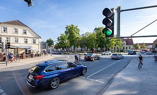 Die Kreuzung am Schloss ist zeitweise stark belastet - dehalb ist ein verflüssigter Verkehr das Ziel. - Niklas Tüns