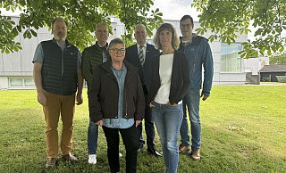 Über die neuen Betreuungsmöglichkeiten sind (hinten, v. l.) Axel Langer (Presbyteriumsmitglied der evangelische Kirche), Christian Deutsch (Schulleiter Johannes-Schule), Bürgermeister Werner Peitz, Manuel Tegethoff (Leiter Fachbereich Bildung/Sport/Kultur), sowie (vorne v. l.) Barbara Pöhler (Teamleiterin der OGS) und Britta Kleineheismann (Caritas Paderborn) froh. - Stadt Delbrück