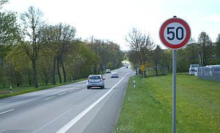 An der Kreuzung bei Steinheim-Bergheim gilt jetzt Tempo 50 auf der Ostwestfalenstraße. - Kreis Höxter