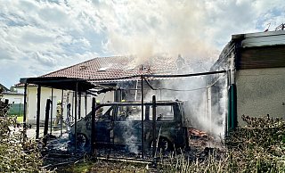 Großbrand in einem Wohnhaus in der Elser Heide. Vermutlich wurde der Dachstuhlbrand durch einen brennenden Kleinbus ausgelöst. Auch der Carport wurde ein Raub der Flammen. - Ralph Meyer