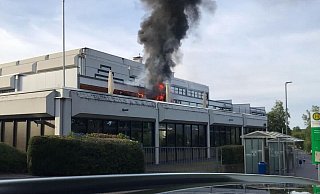 Eine schwarze Rauchsäule steigt vom Gymnasium Beverungen auf. - Tina Aydin