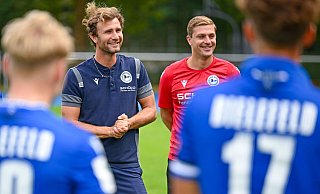 Chefcoach Marcel Drobe (l.) und Co-Trainer Tom Schütz sowie zahlreiche Spieler der U17 rücken in die U19 auf. - Thomas F. Starke