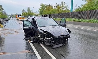 Das Fahrzeug wurde durch die beiden Aufpralle stark zerstört, die beiden Insassen kamen ins Krankenhaus. - FFW Steinheim