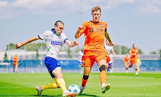 SCP-Verteidiger Calvin Brackelmann (r.), hier im Testspiel gegen Eindhoven, muss wohl auf den Zweitliga-Auftakt in Berlin verzichten. - Besim Mazhiqi