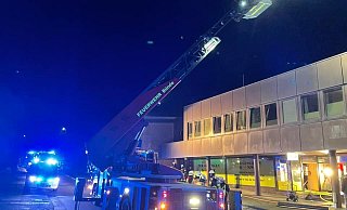 Auch die Drehleiter der hauptamtlichen Wache in Bünde war an dem Abend im Einsatz. - Feuerwehr Kirchlengern