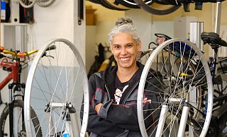 Ellen Yates (46), gelernte Zahnarzthelferin, ist "absolut glücklich" in der Fahrradwerkstatt im BAJ. - Andreas Zobe