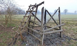 Drei Hochsitze soll ein heute 31-Jähriger aus Bünde angezündet haben. - Polizei