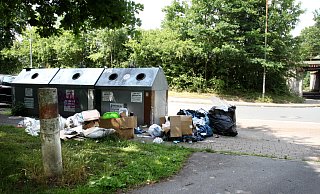 Insbesondere an Containern kommt es immer wieder zu illegalen Müllablagerungen. Aber auch kleinere Vergehen sollen künftig höher bestraft werden. - Felix Eisele