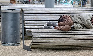 Ein Mann hat in Gütersloh vor dem Rathaus auf einer Bank geschlafen, wurde aufgeweckt und dann gewaltsam ausgeraubt. - Symbolfoto/ Pixabay