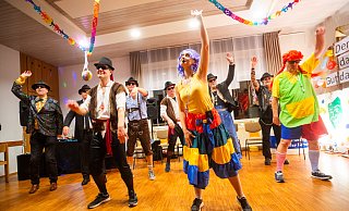 Das Eilshauser Männerballett Die Bonifettis ist seit 28 Jahren dabei und sorgt nach einem schwungvollen Best-Of mit Choreographien der vergangenen Jahre mit dem Time-Warp für die fließenden Übergang zur Tanzparty. - Ralf Bittner Das Eilshauser Männerballett Die Bonifettis ist seit 28 Jahren dabei und sorgt nach einem schwungvollen Best-Of mit Choreographien der vergangenen Jahre mit dem Time-Warp für die fließenden Übergang zur Tanzparty. - Ralf Bittner