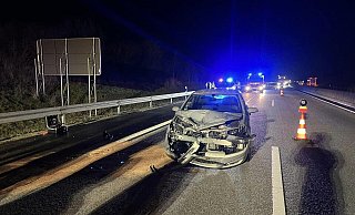 Vermutlich ein Totalschaden ist der Opel nach dem Unfall auf der A44. - Feuerwehr Warburg