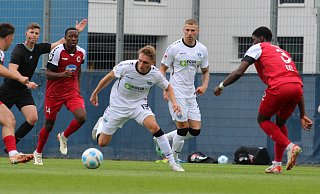 SCP-Stürmer Felix Platte (weißes Trikot r.) erzielte im Test gegen Viktoria Köln das Tor des Tages. Teamkollege Luca Herrmann, der hier am Ball ist, bereitete vor. - SC Paderborn 07