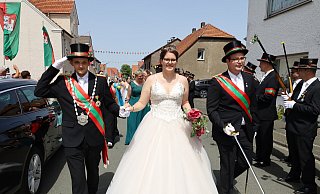 Eingerahmt von König Jannik Wetter (l.) und Adjutant Morris Pult schreitet die Regentin Marie Feindt die Reihen ab. - Regina Brucksch
