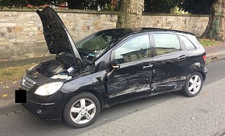 Der Mercedes kam erst mehrere Meter hinter der Ampel zum Stehen. - Feuerwehr Paderborn