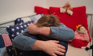 Verhält sich ein Kind plötzlich anders als vorher, sollten die Eltern aufmerksam werden. Es könnte ein Warnzeichen für einen sexuellen Übergriff sein. - Nicolas Armer/dpa