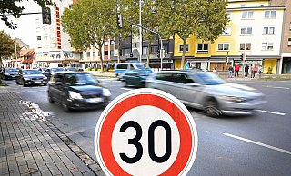 Tempo 30 wird nur eine der Maßnahmen sein, mit denen die Stadt den CO2-Ausstoß reduzieren will. Dabei sind Auswirkung des Tempolimits auf die Schadstoffemission ist umstritten. - Frank-Michael Kiel-Steinkamp