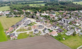 Im Paderborner Land, hier eine Luftaufnahme aus Ostenland, wird zwar nicht mehr so viel gebaut wie noch vor ein paar Jahren, doch es gibt weiterhin Interesse an Immobilien. - Jens Reddeker