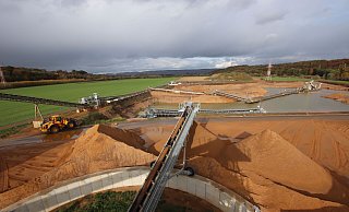 Das Kieswerk am Gut Deesberg fördert bereits seit März 2019 Kies und Sand. Der Schwimmbagger gräbt sich dabei bis zu acht Meter tief in den Untergrund des Weserufers. - Jörg Stuke
