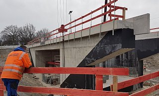 Ein Arbeiter beobachtet am Rand der Baugrube, wie die Bahnunterführung für den Einschub vorbereitet wird. - Birger Berbüsse