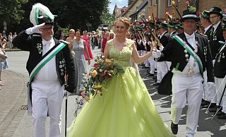 Das Königspaar Michaela Hillebrand und Peter Szlovik zeigt sich bei der großen Festparade durch Büren. Mit dabei ist Oberst Andreas Köchling (l.). - Johannes Büttner