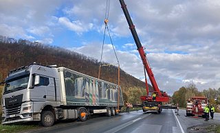Mit Spezialfahrzeugen musste der 40-Tonner von der Bankette geborgen werden - Firma Schünemann
