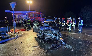 In der Folge eines Unfalls auf der B 241 bei Borgentreich wurde auch ein Feuerwehrmann verletzt. - Polizei Höxter