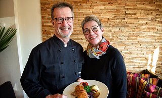 Andreas Hoffmann und Beatrix Bartsch-Hoffmann servieren Entenbrust und -keule mit Preiselbeerapfel und Kartoffelkloß. - Michaela Heinze