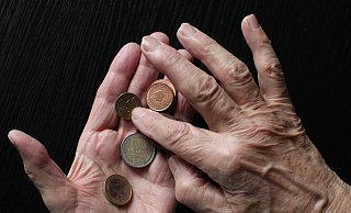 Eine Bünderin muss trotz Rente weiterarbeiten, weil das Geld nicht reicht. - Sebastian Willnow
