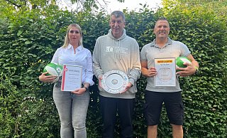 Ausgezeichnet: Aus den Händen von Bezirksliga-Staffelleiter Kai Rieke nahm Milena Scherf (l.) für den SC Herford die Meisterehrung entgegen, Thorsten Ihrig (r.) vom SV Oetinghausen die Ehrung für das fairste Team der vergangenen Saison. - Lars Fege