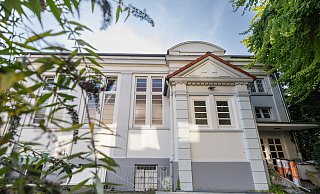 Versteckt im Hinterhof eines Mehrfamilienhauses liegt die ehemalige Kirche aus dem Baujahr 1925 an der August-Schröder-Straße 2. - Oliver Krato Versteckt im Hinterhof eines Mehrfamilienhauses liegt die ehemalige Kirche aus dem Baujahr 1925 an der August-Schröder-Straße 2. - Oliver Krato