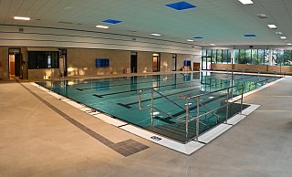 Das 25-Meter-Becken des Sennebads ist mittlerweile randvoll mit Wasser. Aktuell laufen Tests im Gebäude und an der Technik, damit der Betrieb im September starten kann. - Raphael Athens