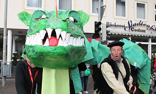 Z wie Zoch: Karnevalsumzüge gibt es einige im Kreis Höxter. Wie hier in Brakel 2020. Dieser gefährliche Drache samt Drachentöter Georg symbolisierte das 1.100-jährige Bestehen der Ortschaft Riesel. - Manuela Puls