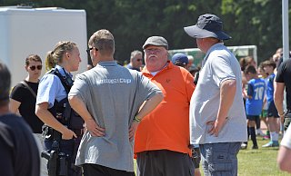 Polizeieinsatz vor dem Spiel um Platz 3: Sebastian Grewing (r.) und Jürgen Tönsfeuerborn (2.v.r.) mit einer Beamtin (l.). - Jens Dünhölter