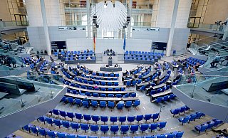 Durch eine Wahlrechtsreform sollen zukünftig weniger Abgeordnete im Bundestag sitzen. - dpa