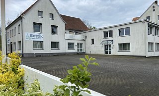 Das alte Verwaltungsgebäude der Firma Bostik an der Bundesstraße 68 in Borgholzhausen-Bahnhof steht seit geraumer Zeit leer. - Matthias Foede