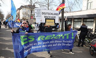 Wie viele Teilnehmer bei der Querdenker-Demo am Samstag durch die Innenstadt zogen, ist umstritten. - Jörg Stuke Wie viele Teilnehmer bei der Querdenker-Demo am Samstag durch die Innenstadt zogen, ist umstritten. - Jörg Stuke