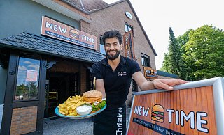 Alyaqub Abdullah präsentiert einen der Burger. Geschäftsführer Calvin Raad verspricht seinen Gästen „Fastfood in hochwertiger Art“. - Andreas Zobe
