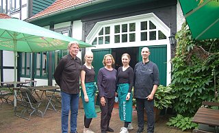 Jürgen Schulenburg (v. l.), Valeria Brune, Ursula Schulenburg, Pauline Heuer und Marjan Loncaric vor dem Gasthaus "Schulenburg". - Ingrun Waschneck