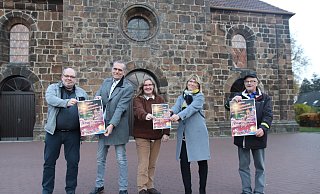 Rainer Labie (zweiter v.l.) freut sich über den Einsatz von Frank Helming (v.l.), Ina Rohleder, Karin Heimke iund Klaus-Udo Hennings für den Rehmer Weihnachtsmarkt an der Laurentiuskirche. - Heidi Froreich