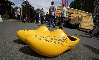 Zwei Holzschuhe einer Größe jenseits der 300 am Eingang des Hollandmarkts in Bruchmühlen. - Gerald Dunkel
