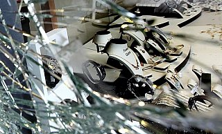 Der Täter schlug in aller Seelenruhe die Scheibe zu dem Juwelier ein. Als die Polizei eintraf, war er schon wieder weg. - Copyright: Patrick Menzel